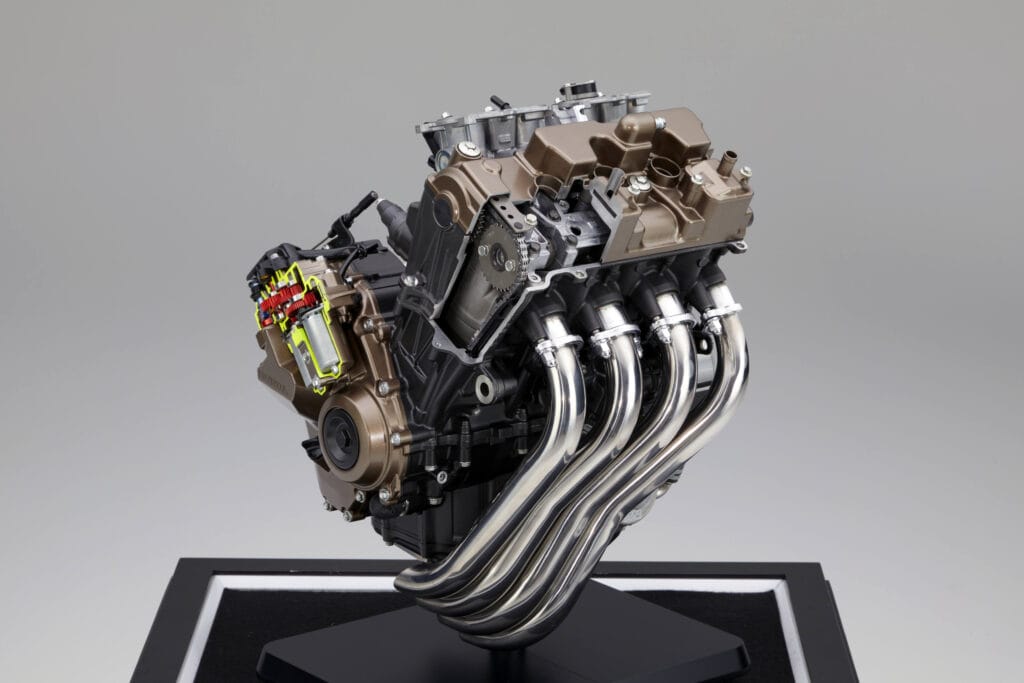 Motocyklista korzystający z systemu Honda E-Clutch podczas jazdy w terenie